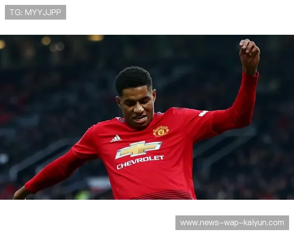 曼联中线强行突破，拉什福德抽射直击死角