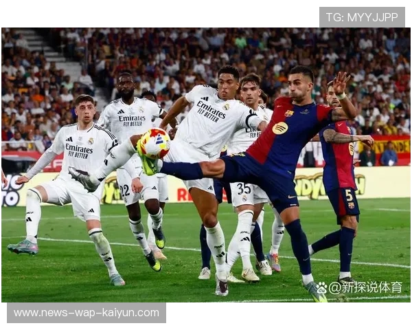 巴萨三脚传递直达禁区，佩德里顺势破门