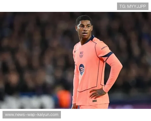 曼联反击中传中巧妙，拉什福德抢点见缝插针