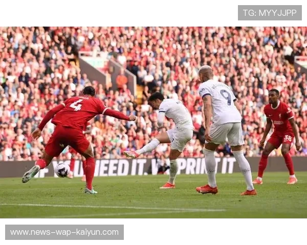 利物浦压到禁区弧顶，萨拉赫一脚爆射引爆球场